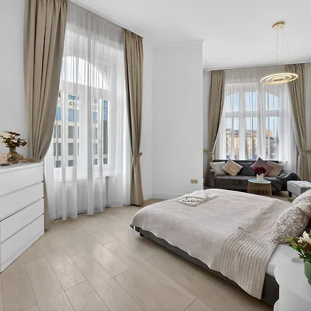 Elegance Life 3bedrm Joseph Boulevard *