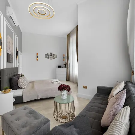 Elegance Life 3bedrm Joseph Boulevard Apartment *